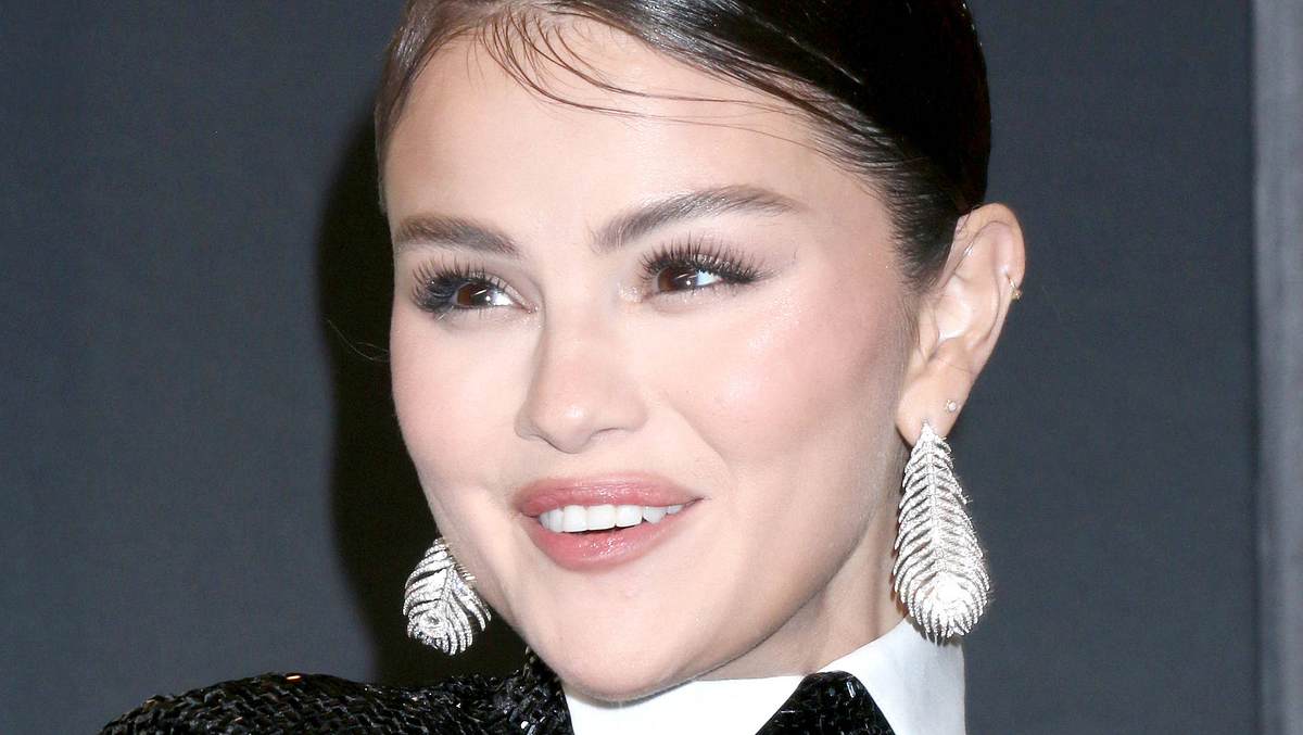 Selena Gomez lacht glücklich