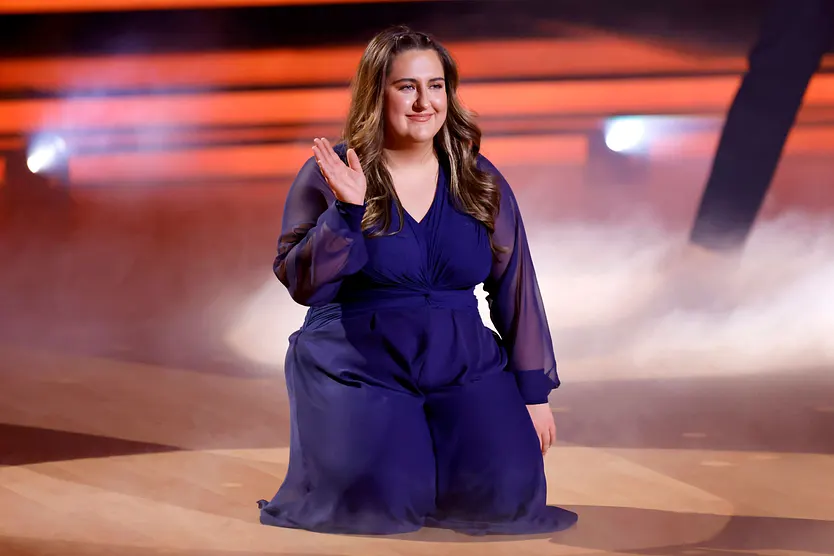 Selfiesandra sitzt bei "Let's Dance" auf dem Boden und winkt.
