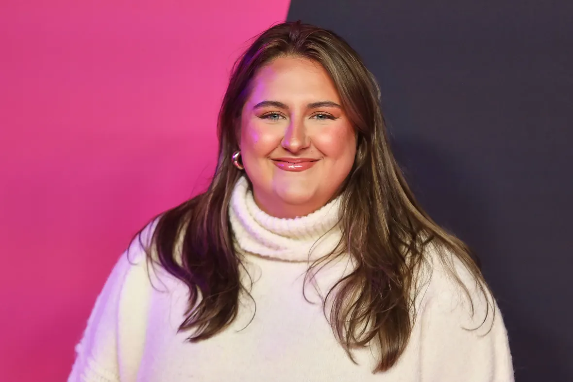 SelfieSandra in einem weißen Pullover. SelfieSandra in einem weißen Pullover.