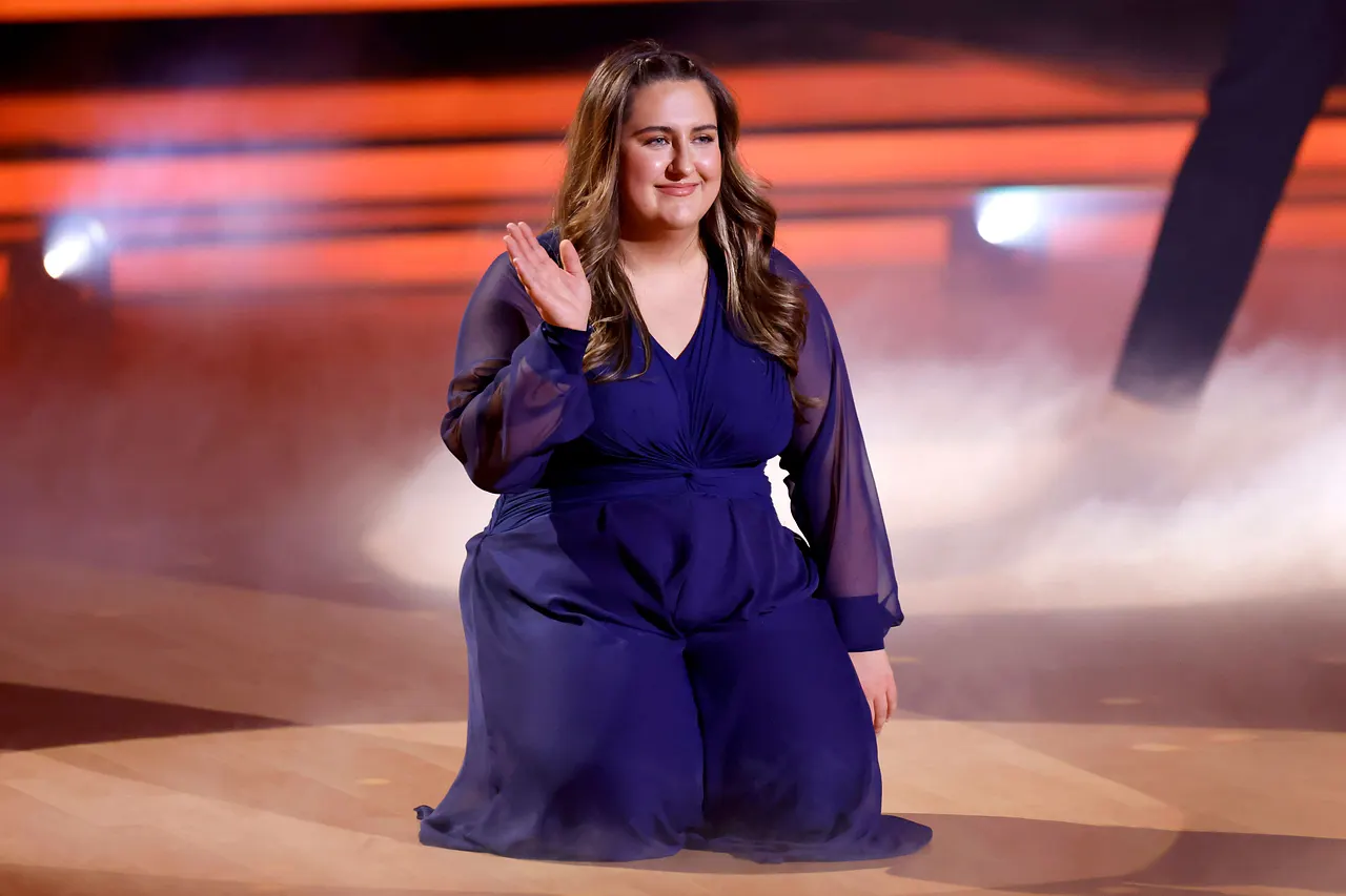 selfiesandra moderatorin lets dance Selfiesandra sitzt bei Lets Dance auf dem Boden und winkt. - Foto: IMAGO / Panama Pictures