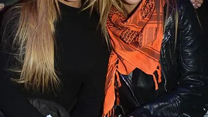 Senna Gammour mit ihrer Schwester bei der Fashion Week