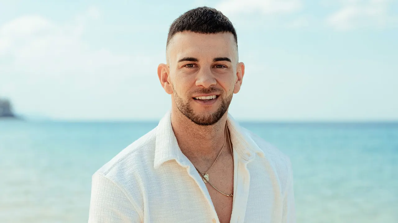 Serkan Yavuz Fremdgeh-Skandal hin oder her: Serkan Yavuz lacht in die Kamera - Foto: RTLZWEI / Luis Zeno Kuhn