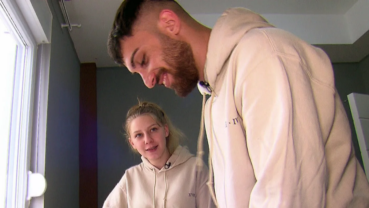 Loredana Wollny & Servet Özbek haben geheiratet Loredana Wollny schaut ihren frischangetrauten Ehemann Servet Özbek an - Foto: RTLZWEI