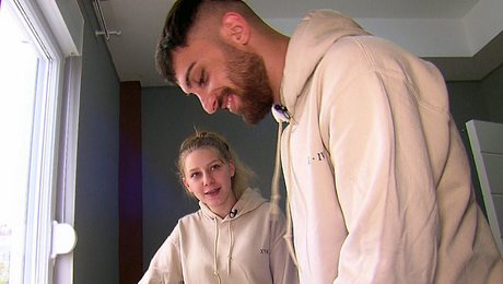 Loredana Wollny schaut ihren frischangetrauten Ehemann Servet Özbek an - Foto: RTLZWEI