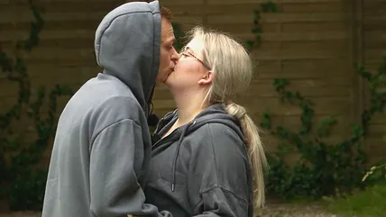 Hendrik und Sophie geben sich einen Kuss