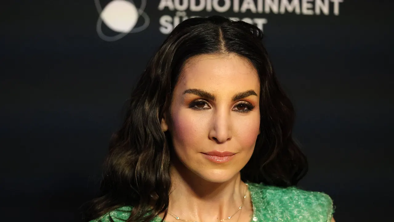 Sila Sahin nach ihrem TV-Comeback: Schreck-Moment am Set von "Alles was zählt"! Sila Sahin nach ihrem TV-Comeback: Schreck-Moment am Set von Alles was zählt! - Foto: IMAGO / Zoonar