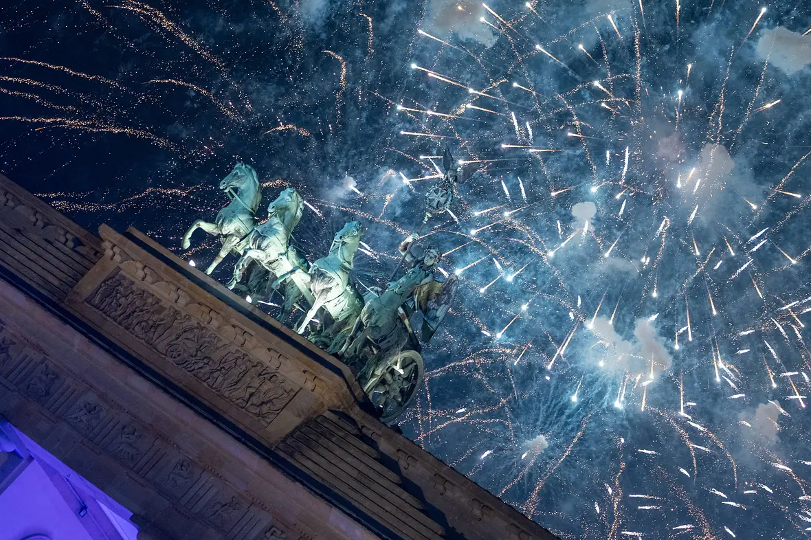 Das Brandenburger Tor, von einem Feuerwerk umgeben.