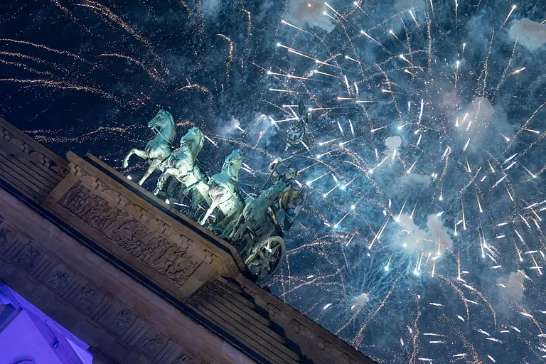 Das Brandenburger Tor, von einem Feuerwerk umgeben.