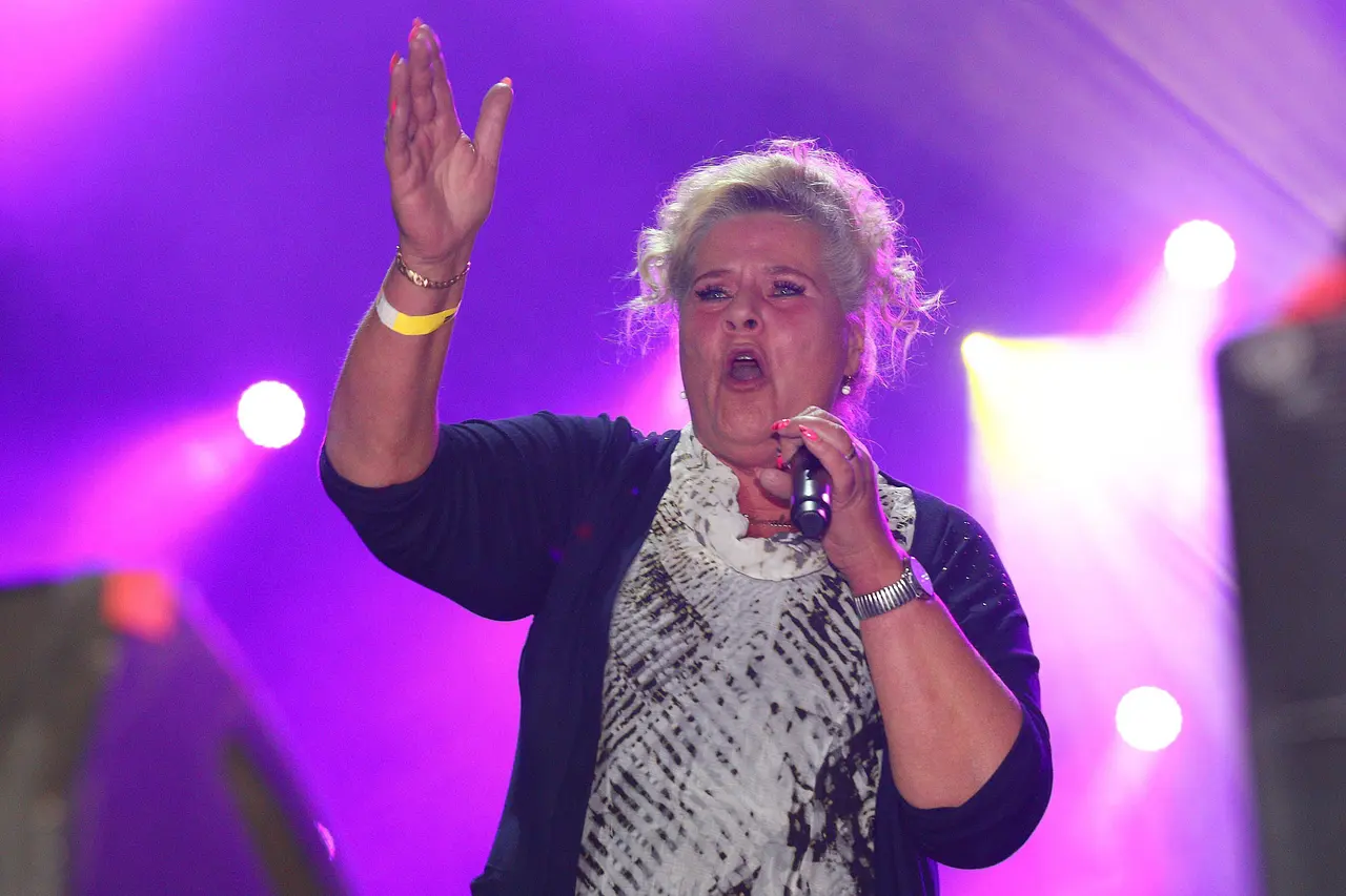 silvia-wollny-nachricht-an-die geissens-imago94092155 Silvia Wollny steht auf der Bühne und singt in ein Mikrophon. - Foto: IMAGO / Revierfoto