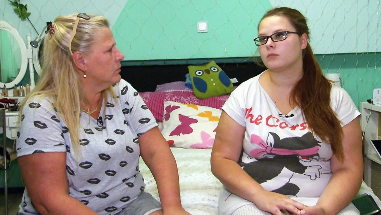 Wollny-Streit eskaliert Silvia Wollny und Calantha Wollny sitzen auf dem Bett - Foto: RTLzwei