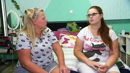 Silvia Wollny und Calantha Wollny sitzen auf dem Bett