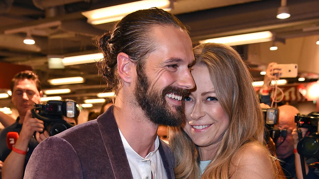 Jenny Elvers verliebt mit Freund Simon Lorinser 2019 Jenny Elvers verliebt mit Freund Simon Lorinser 2019 - Foto: Getty Images