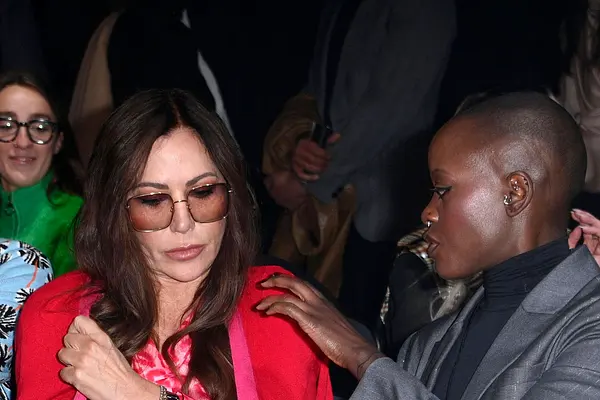 "Frühling"-Star Simone Thomalla (ganz in Rot) bekommt von Florence Kasumba, die neben ihr sitzt, offenbar tröstend die Hand auf die Schulter gelegt. 