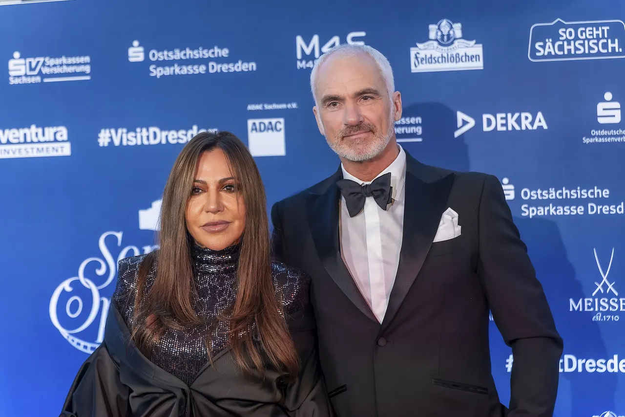 Simone Thomalla und René Merten posieren auf dem roten Teppich. Beide sind in schwarz gekleidet.