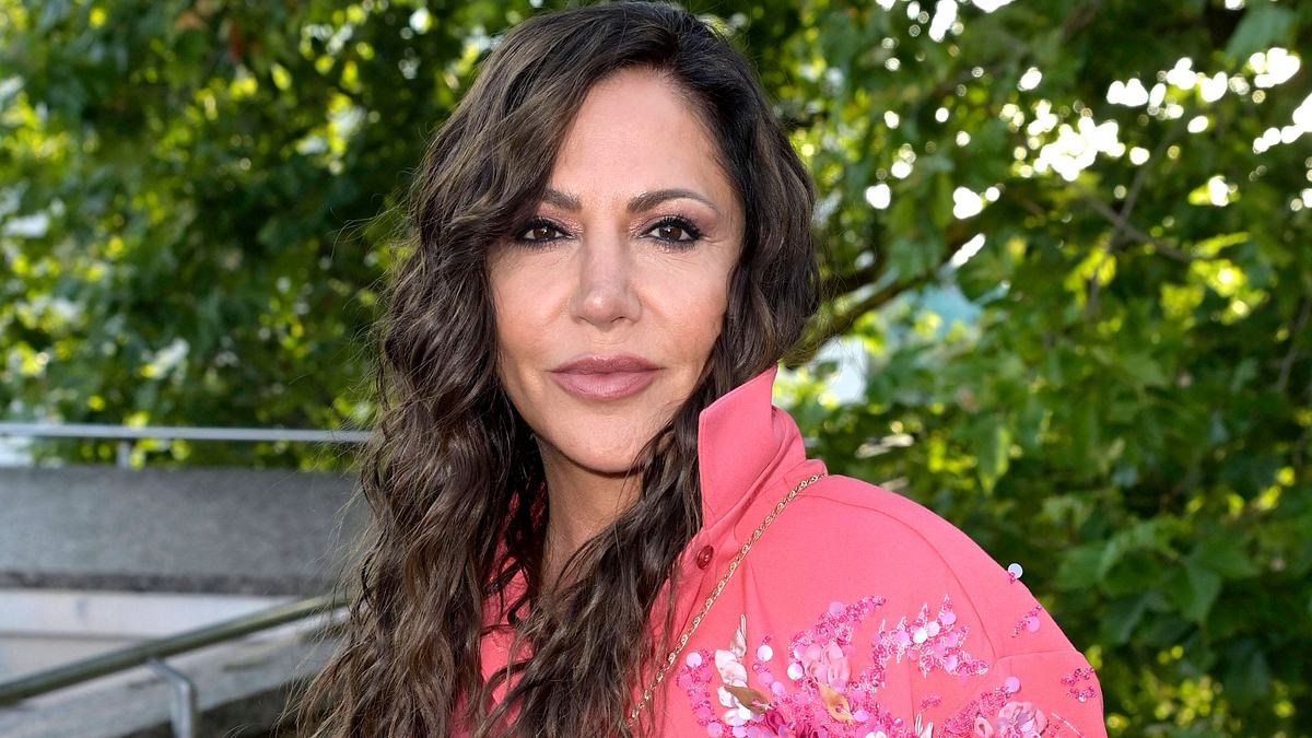Simone Thomalla lächelt leicht in die kamera