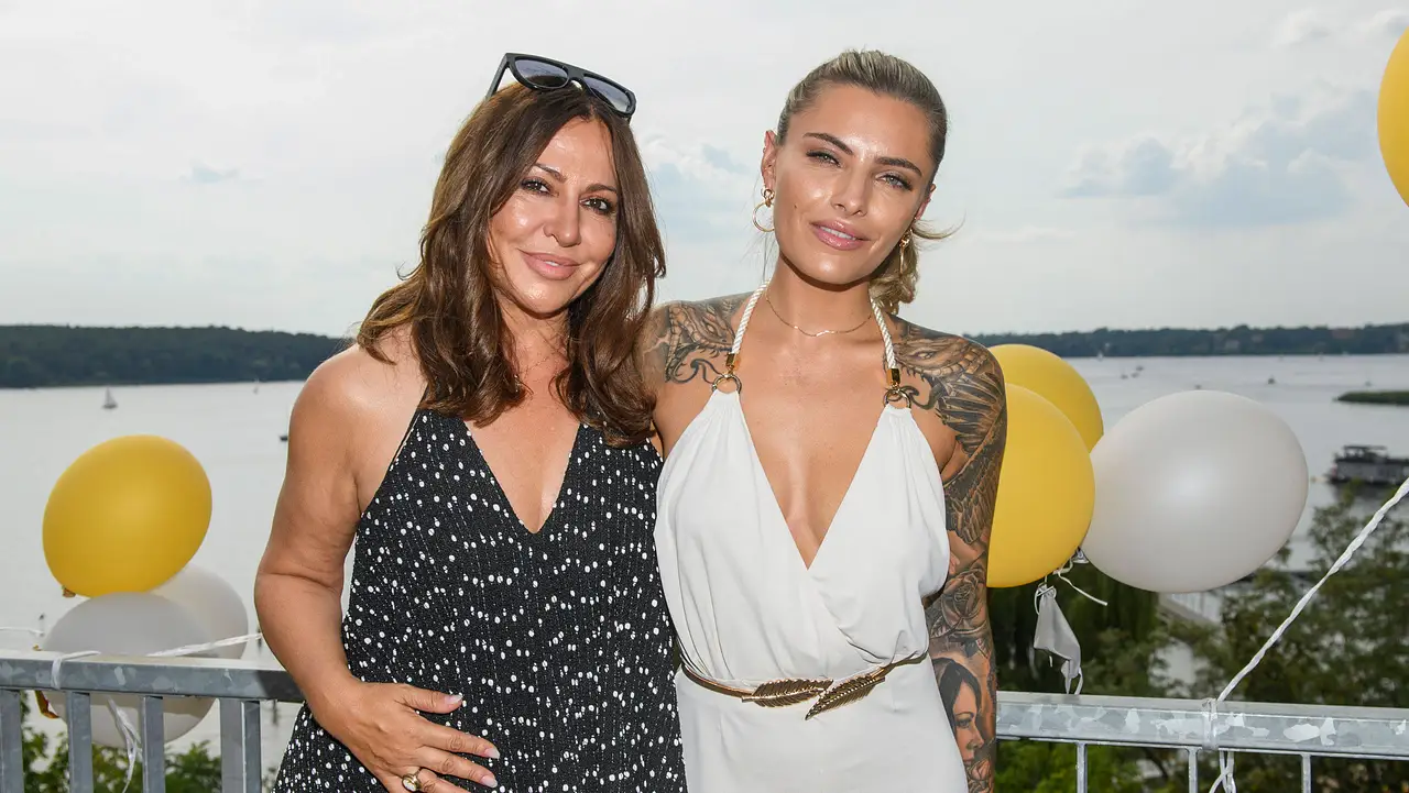 Sophia und Simona Thomalla Sophia und Simona ThomallaSophia und Simona Thomalla schauen in die Kamera - Foto: IMAGO / BREUEL-BILD