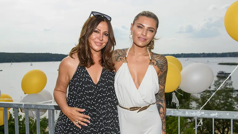 Sophia und Simona ThomallaSophia und Simona Thomalla schauen in die Kamera