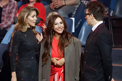 Simone Thomalla lächelt fröhlich bei der 18. Staffel von "Let's Dance" in die Kamera