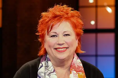Barbara Salesch lächelt in die Kamera, sie trägt ein schwarzes Shirt und einen bunten Schal.