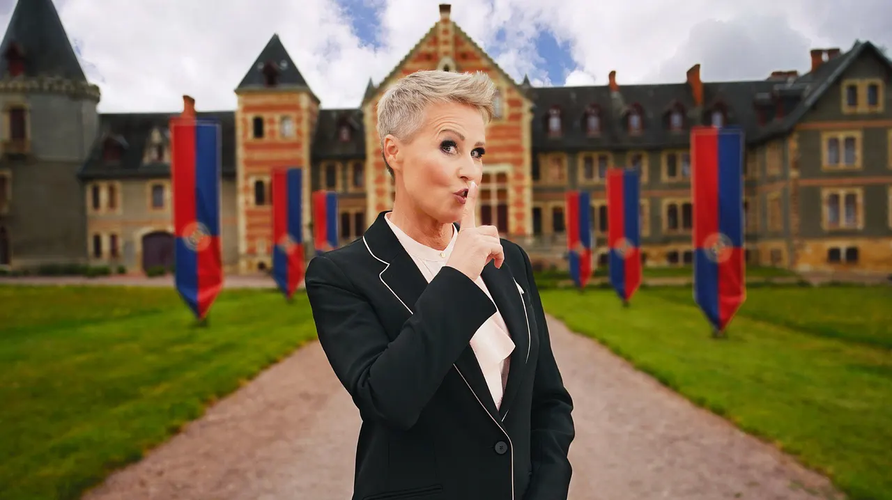 Sonja Zietlow Sonja Zietlow steht vor einem Anwesen und hält sich einen Finger vor die Lippen. - Foto: RTL/ Stefan Gregorowius
