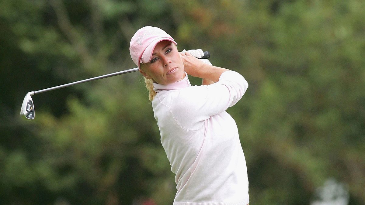 Sonja Zietlow spielt Golf