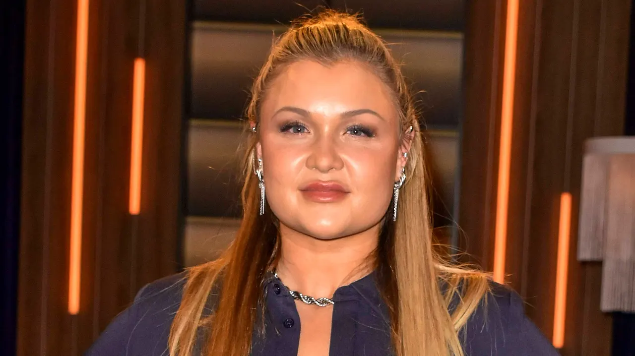 Sophia Thiel Sophia Thiel in einem blauen Overall - Foto: IMAGO / BREUEL-BILD