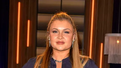 Sophia Thiel in einem blauen Overall