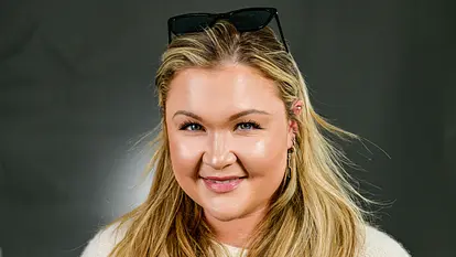 Sophie Thiel strahlt in die Kamera