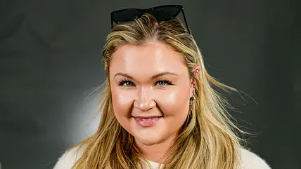 Sophie Thiel strahlt in die Kamera 
