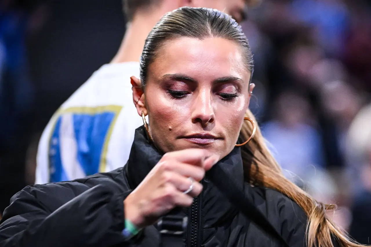Sophia Thomalla schaut ernst auf den Boden.