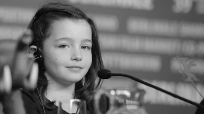 Sophie Nyweide guckt in die Kamera und lächelt leicht