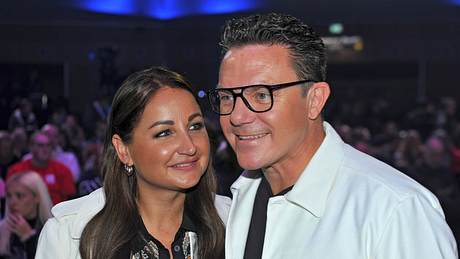 Stefan Mross & Eva Luginger strahlen sich an - Foto: IMAGO / STAR-MEDIA