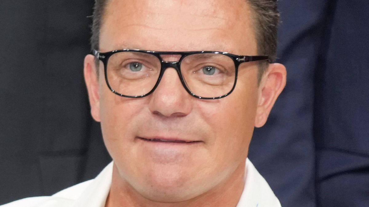 Stefan Mross blickt in die Kamera