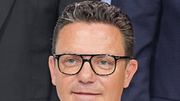 Stefan Mross blickt in die Kamera - Foto: IMAGO / HOFER
