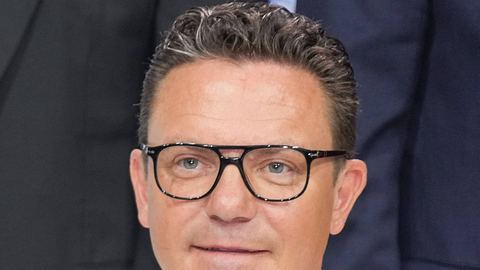 Stefan Mross blickt in die Kamera - Foto: IMAGO / HOFER