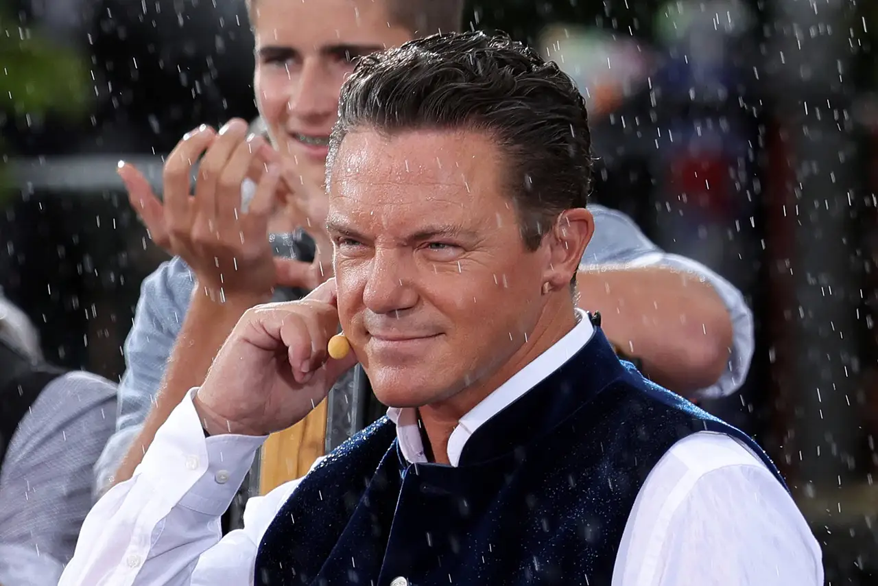 Stefan Mross schaut nachdeklich in die Ferne. - Foto: IMAGO / Bildagentur Monn