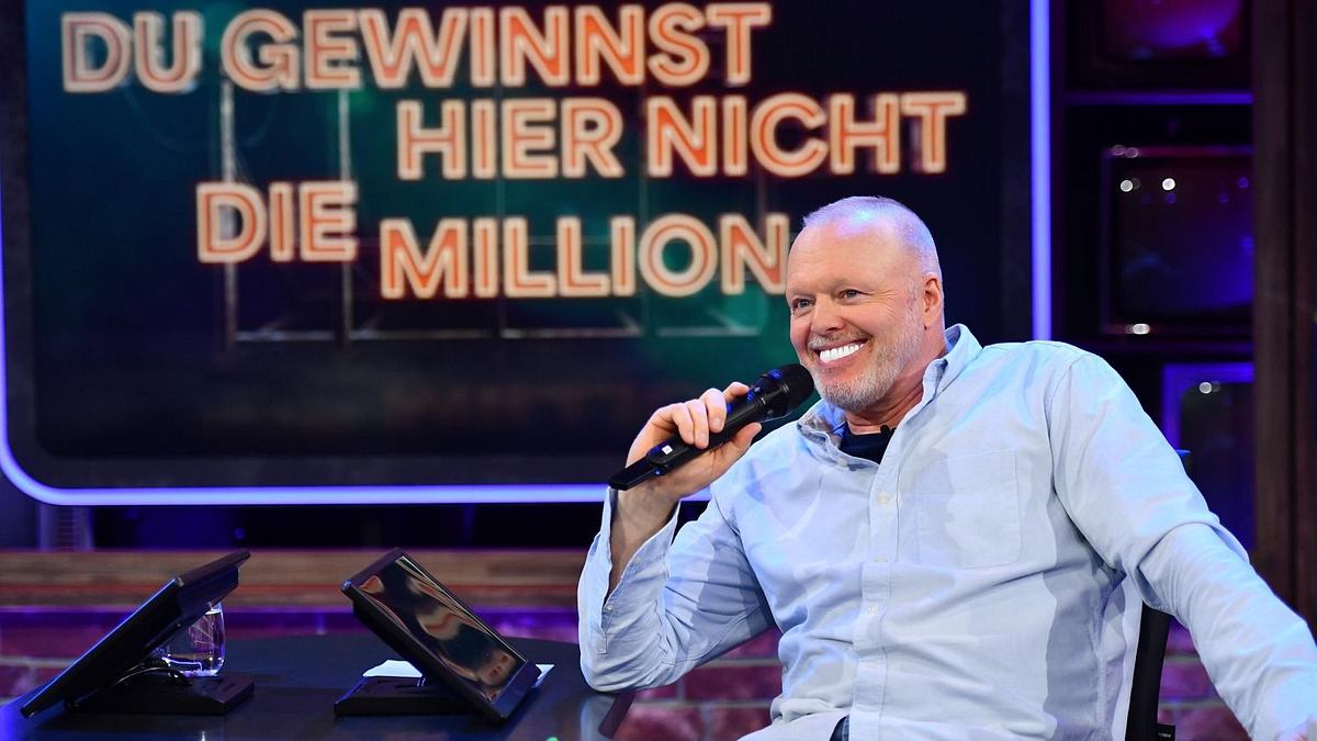 Stefan Raab mit falschen Zähnen im Du gewinnst hier nicht die Million-Studio