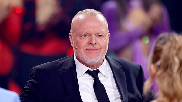 Stefan Raab guckt kritisch in die Kamera - Foto: IMAGO / Panama Pictures