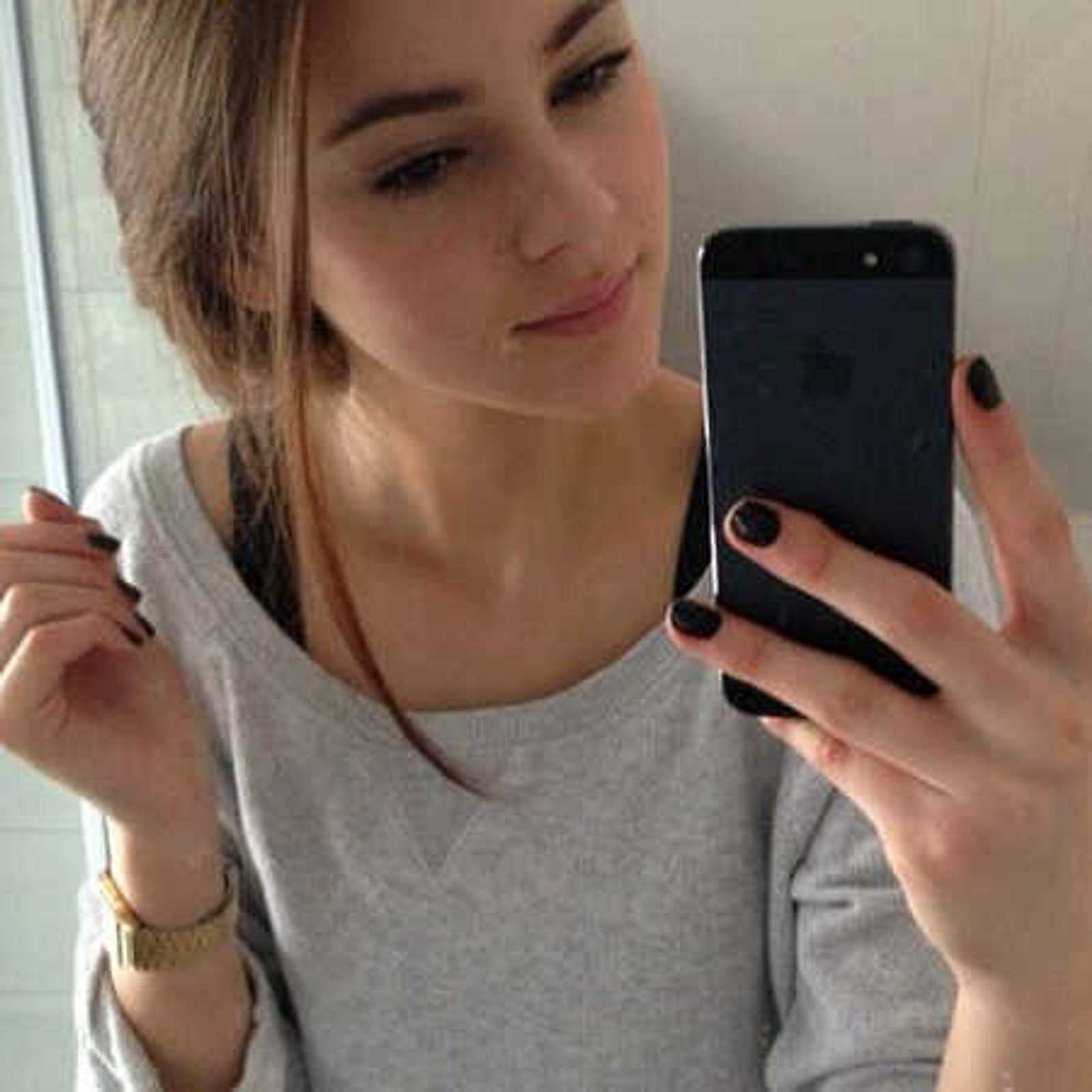 фото красивых девочек с телефоном и зеркалом