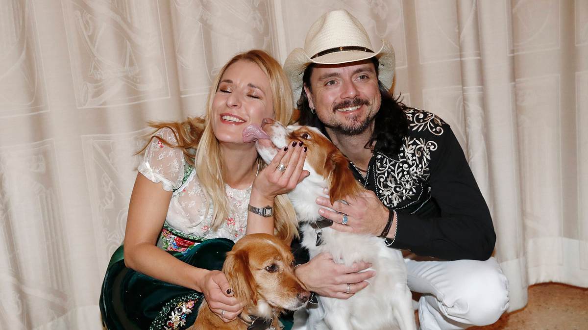 Stefanie Hertel und Lanny Isis mit ihren Hunden Keri und Freddy