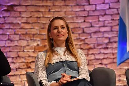 Stefanie Hertel blickt traurig nach vorne.