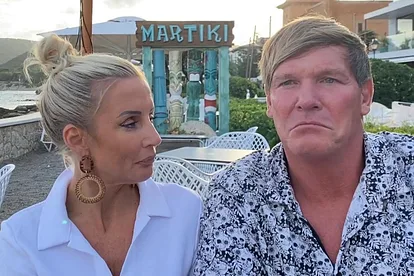 Steff und Peggy auf Mallorca. Steff blickt enttäuscht in die Kamera