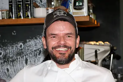 Steffen Henssler grinst in die Kamera.