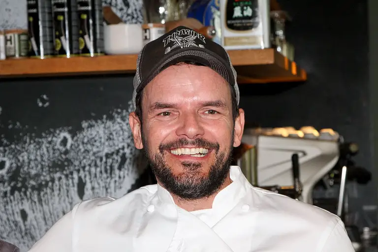 Steffen Henssler grinst in die Kamera.
