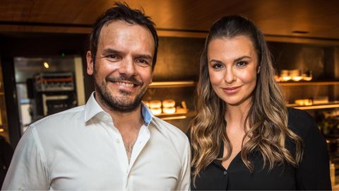 Steffen Henssler und Laura Wontorra gemeinsam bei einer Restauranteröffnung in Frankfurt - Foto: IMAGO / Hartenfelser