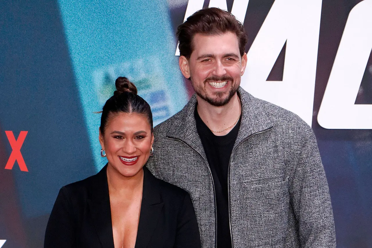 Steffi Brungs und ihr Ehemann Chris Wackert-Brungs lächeln auf dem roten Teppich eines Netflix-Events für die Kameras.