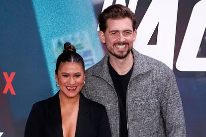 Steffi Brungs und ihr Ehemann Chris Wackert-Brungs lächeln auf dem roten Teppich eines Netflix-Events für die Kameras.