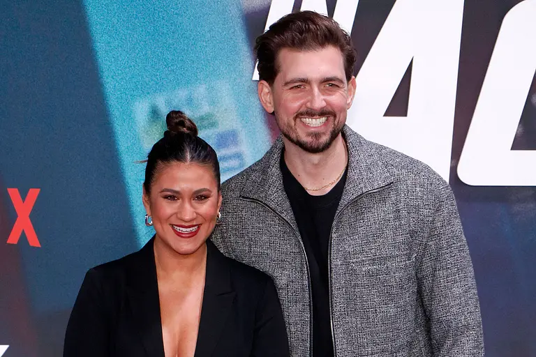 Steffi Brungs und ihr Ehemann Chris Wackert-Brungs lächeln auf dem roten Teppich eines Netflix-Events für die Kameras.