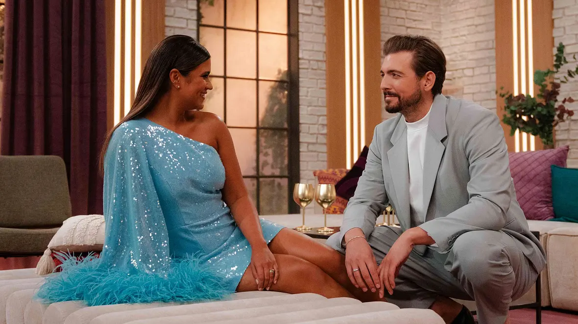 Die "Love is Blind:Germany"-Moderatoren am Set