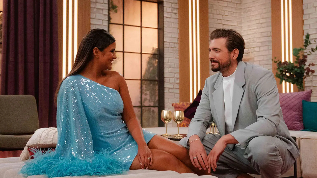 Die "Love is Blind:Germany"-Moderatoren am Set Die Love is Blind:Germany-Moderatoren am Set - Foto: Netflix